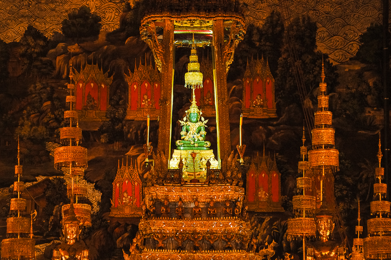 a-im-tempel-wat-phra-kaeo-ist-das-imposanteste-highlight-des-koenigspalastes-in-bangkok-thailand.jpg