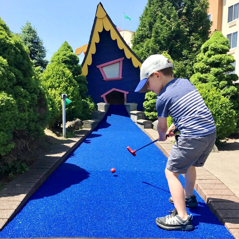 family-fun-center-mini-golf.jpg